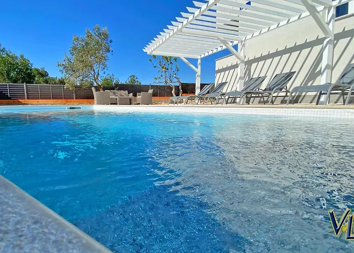 - Maslenik -appartement 65 M2 Et Piscine * Пакоштане