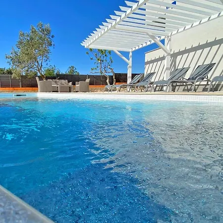 - Maslenik -appartement 65 M2 Et Piscine * Pakoštane