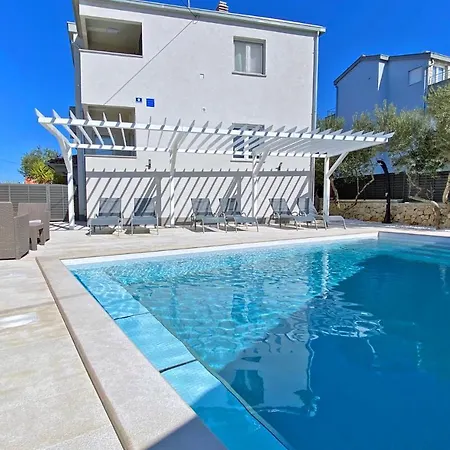 - Maslenik -appartement 65 M2 Et Piscine Pakoštane